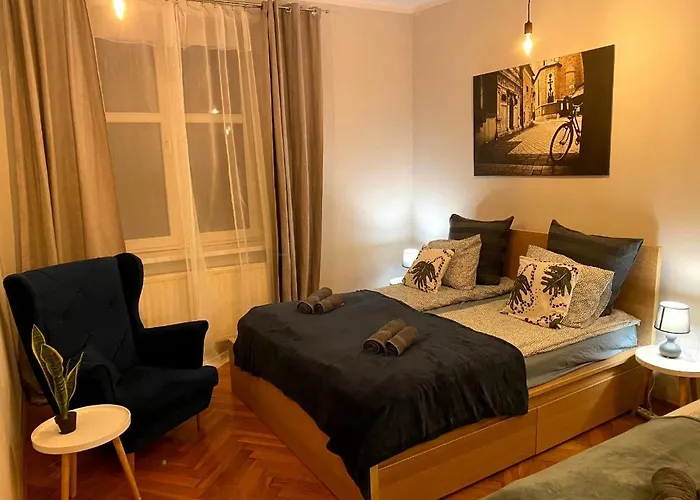 Real Hostel شقة *