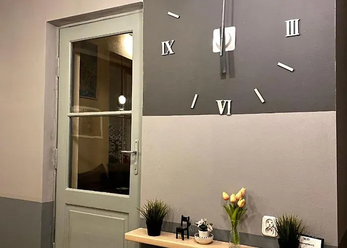 Real Hostel شقة *