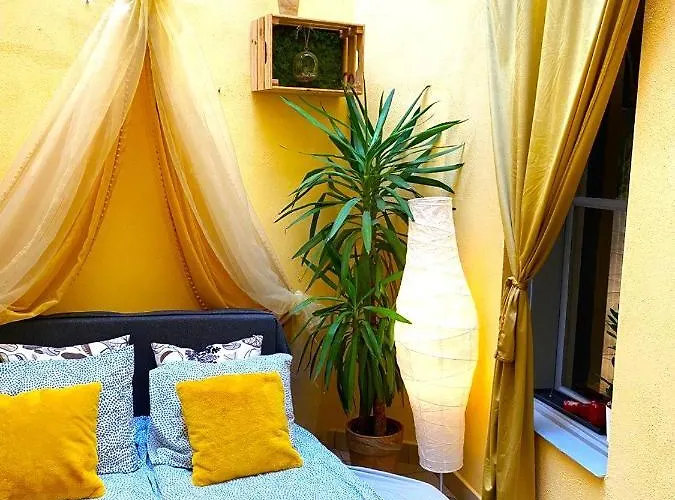 Real Hostel شقة *